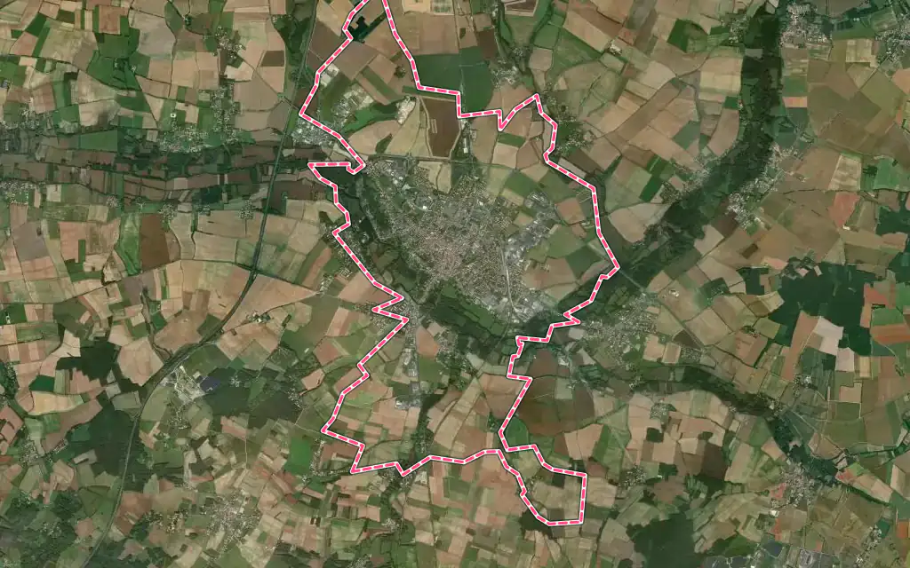 Vue satellite de Saint-Jean-d'Angély avec ses contours administratifs