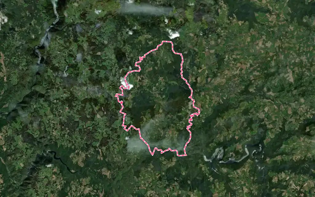 Vue satellite de Saint-Julien-aux-Bois avec ses contours administratifs