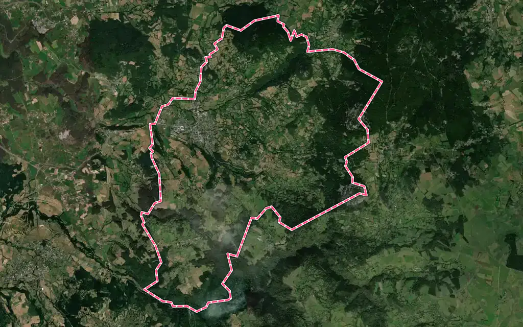 Vue satellite de Saint-Julien-Chapteuil avec ses contours administratifs