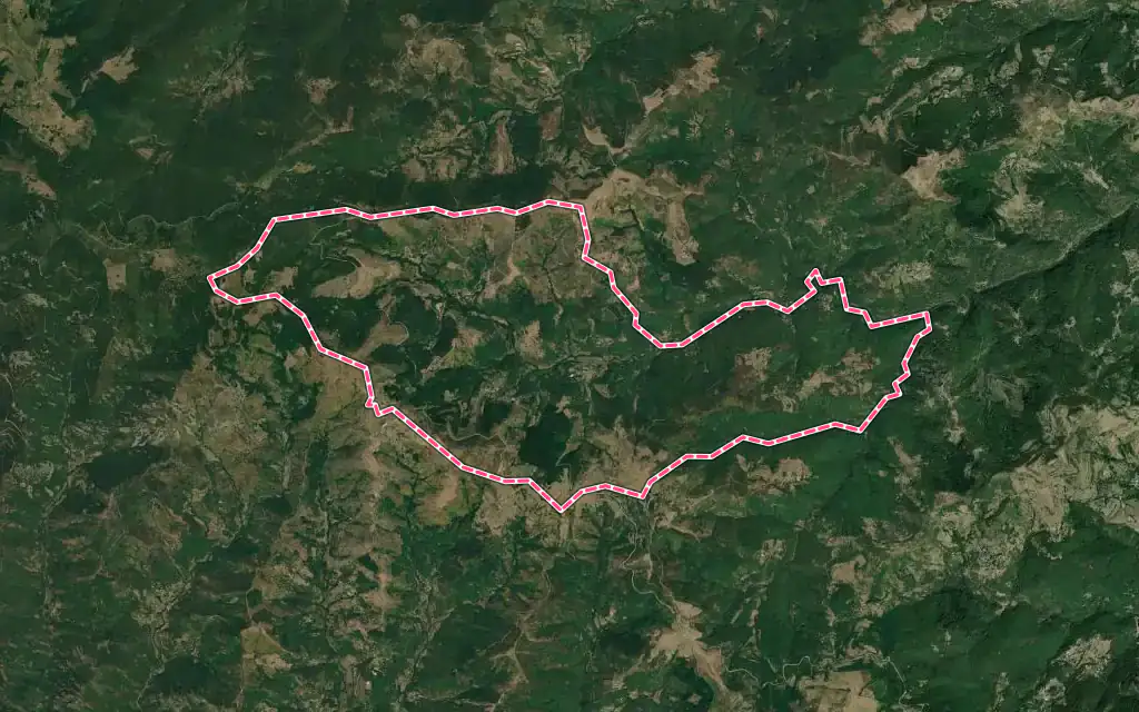 Vue satellite de Saint-Julien-du-Gua avec ses contours administratifs