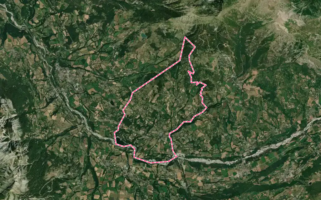 Vue satellite de Saint-Julien-en-Champsaur avec ses contours administratifs