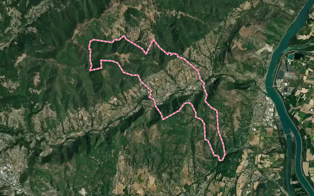 Vue satellite de Saint-Julien-en-Saint-Alban avec ses contours administratifs