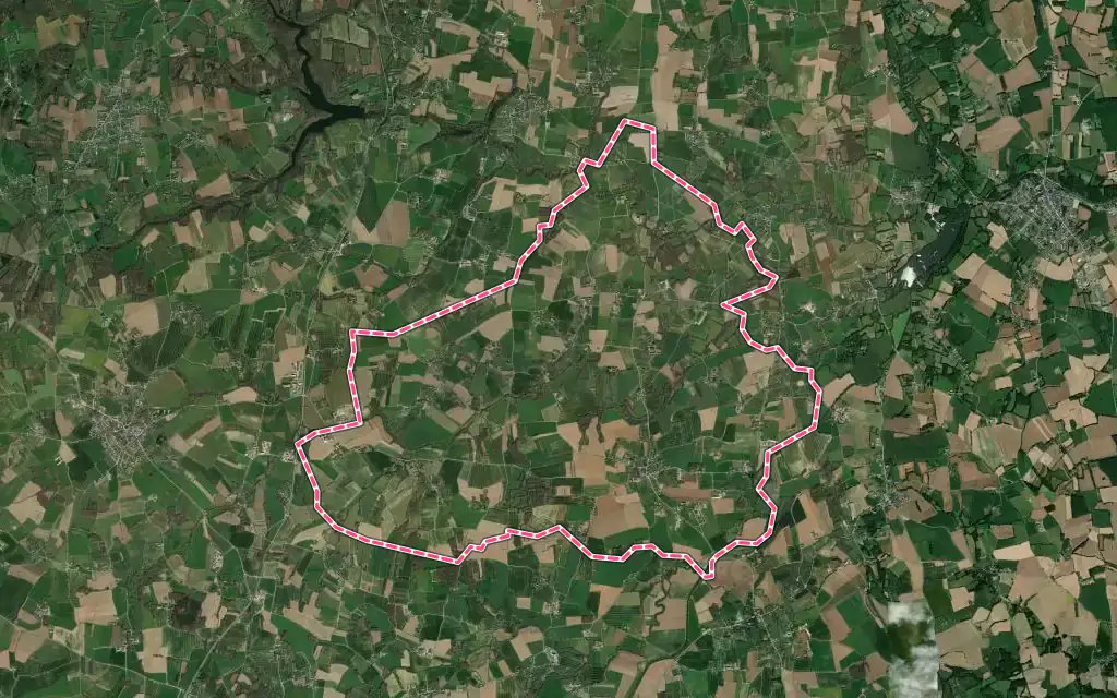 Vue satellite de Saint-Juvat avec ses contours administratifs