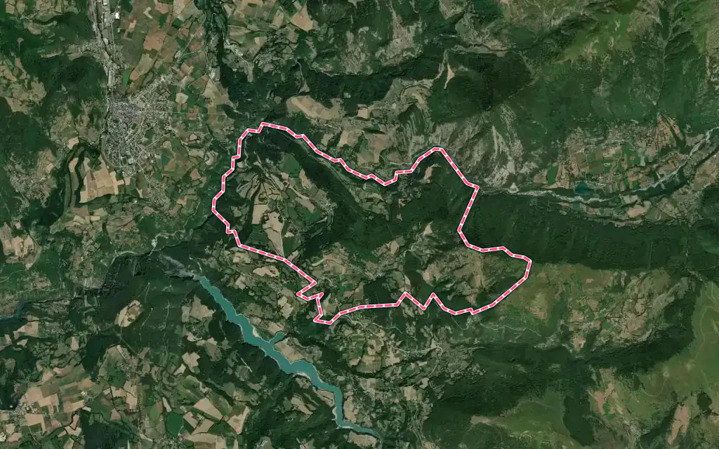 Vue satellite de Saint-Laurent-en-Beaumont avec ses contours administratifs