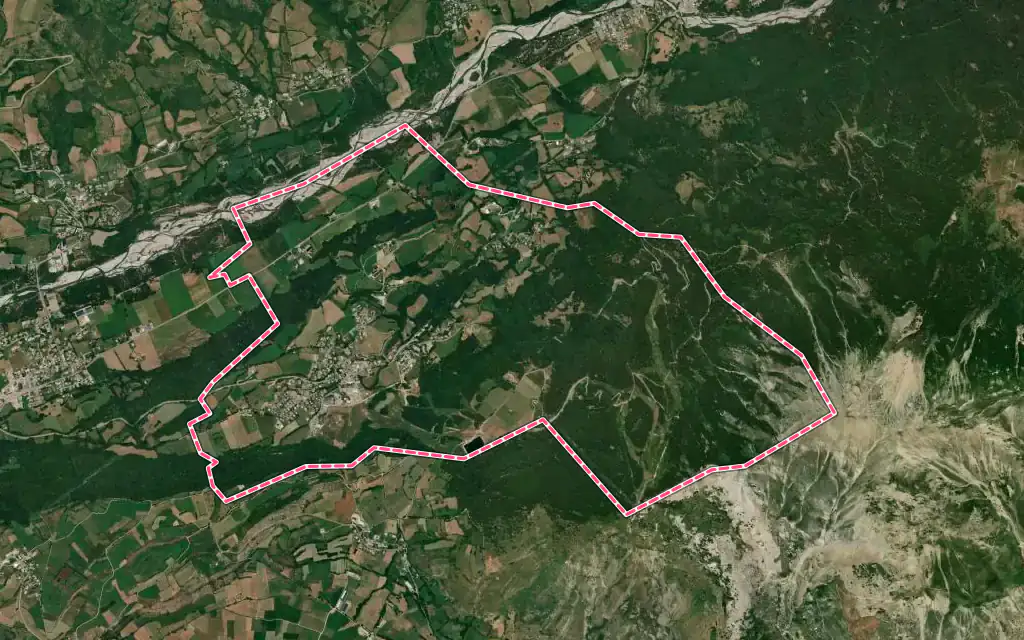 Vue satellite de Saint-Léger-les-Mélèzes avec ses contours administratifs