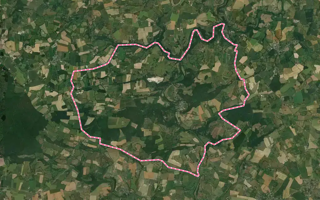 Vue satellite de Saint-Léonard-des-Bois avec ses contours administratifs