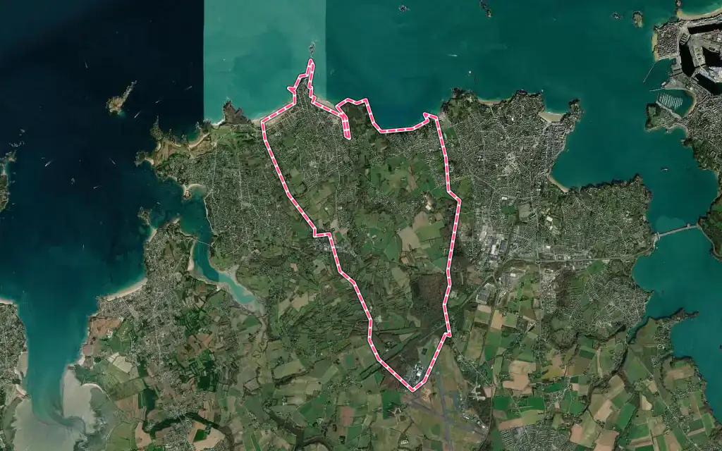 Vue satellite de Saint-Lunaire avec ses contours administratifs