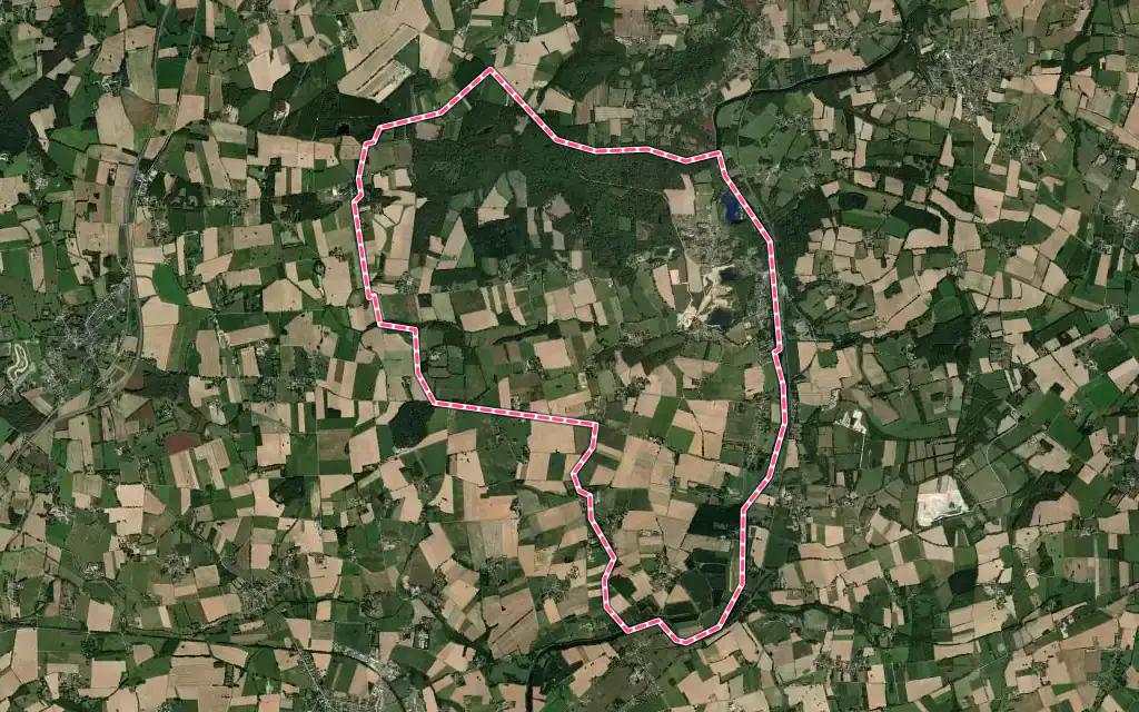 Vue satellite de Saint-Malo-de-Phily avec ses contours administratifs
