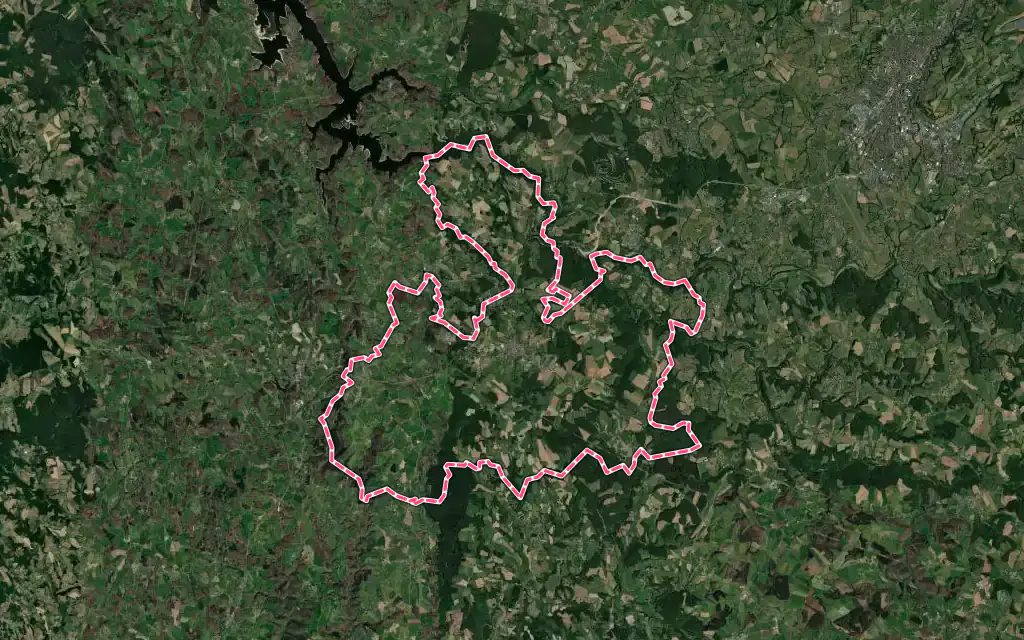 Vue satellite de Saint-Mamet-la-Salvetat avec ses contours administratifs