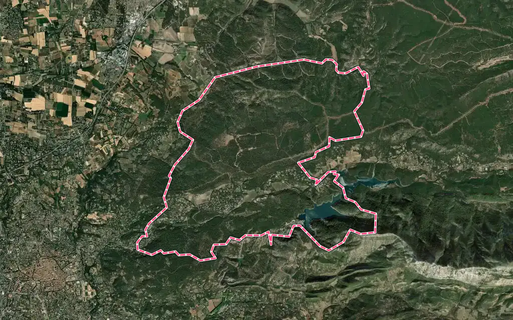 Vue satellite de Saint-Marc-Jaumegarde avec ses contours administratifs