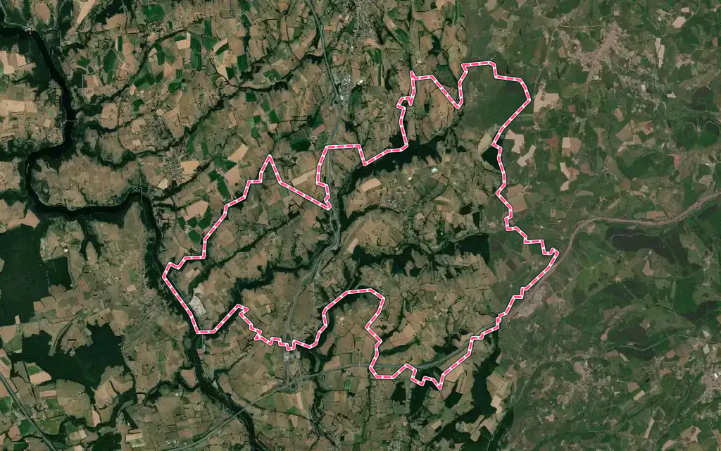 Vue satellite de Saint-Marcel-de-Félines avec ses contours administratifs