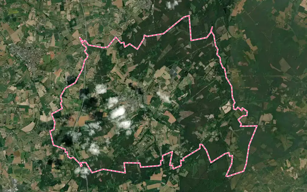 Vue satellite de Saint-Mars-d'Outillé avec ses contours administratifs