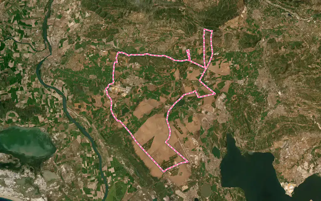 Vue satellite de Saint-Martin-de-Crau avec ses contours administratifs