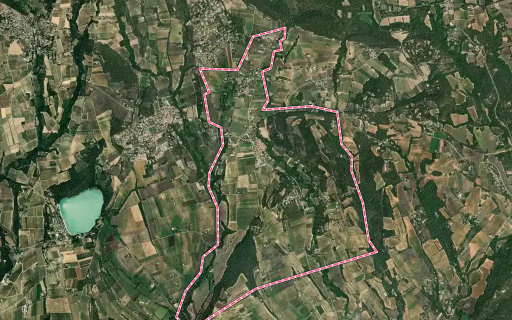 Vue satellite de Saint-Martin-de-la-Brasque avec ses contours administratifs