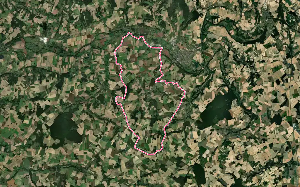Vue satellite de Saint-Martin-des-Bois avec ses contours administratifs