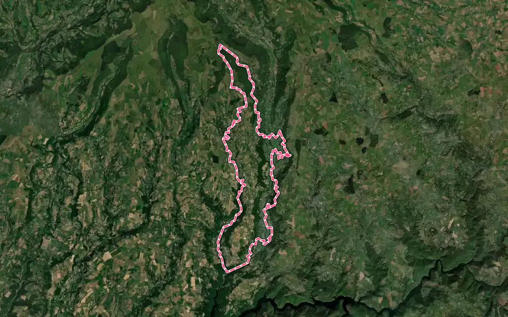 Vue satellite de Saint-Martin-sous-Vigouroux avec ses contours administratifs