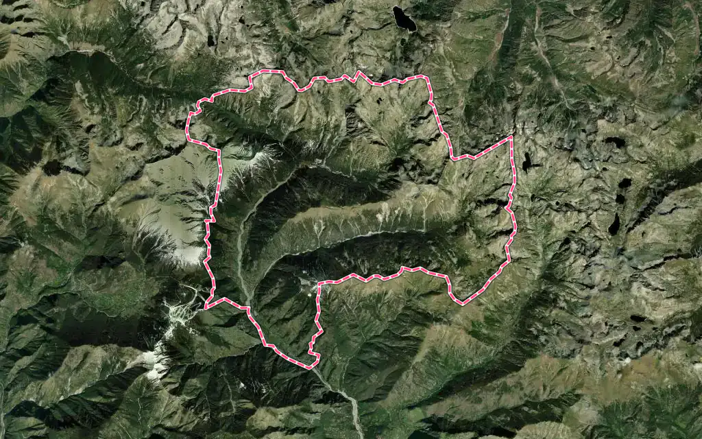 Vue satellite de Saint-Martin-Vésubie avec ses contours administratifs