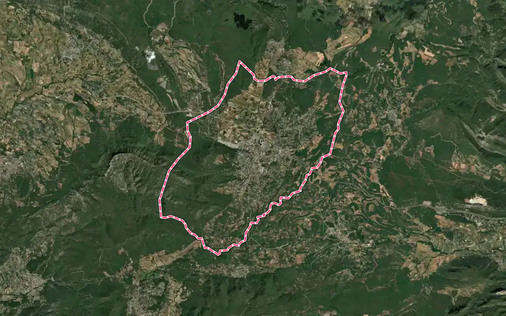 Vue satellite de Saint-Maximin-la-Sainte-Baume avec ses contours administratifs