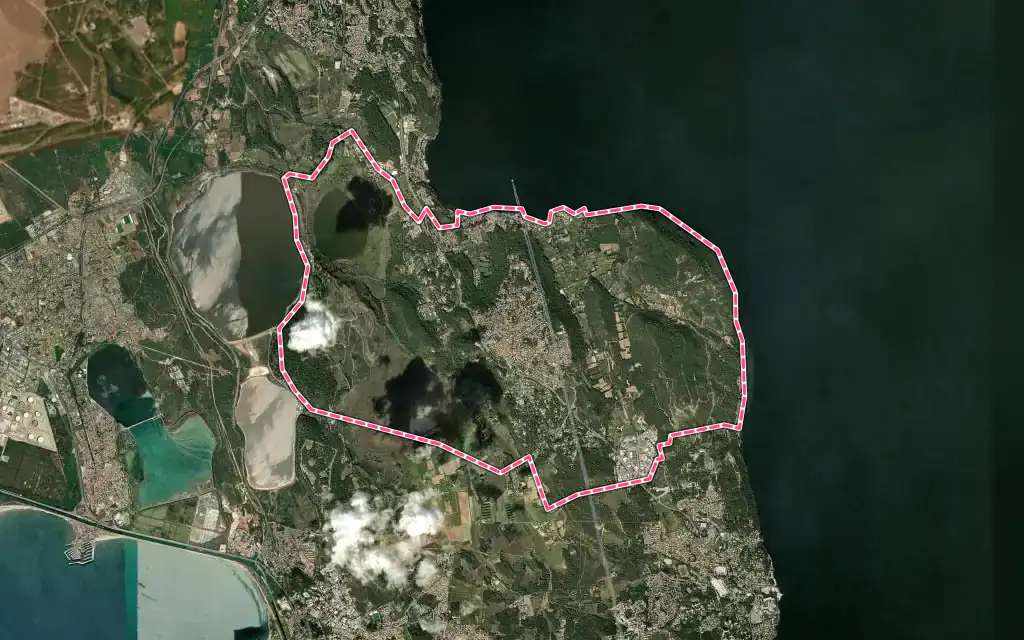 Vue satellite de Saint-Mitre-les-Remparts avec ses contours administratifs