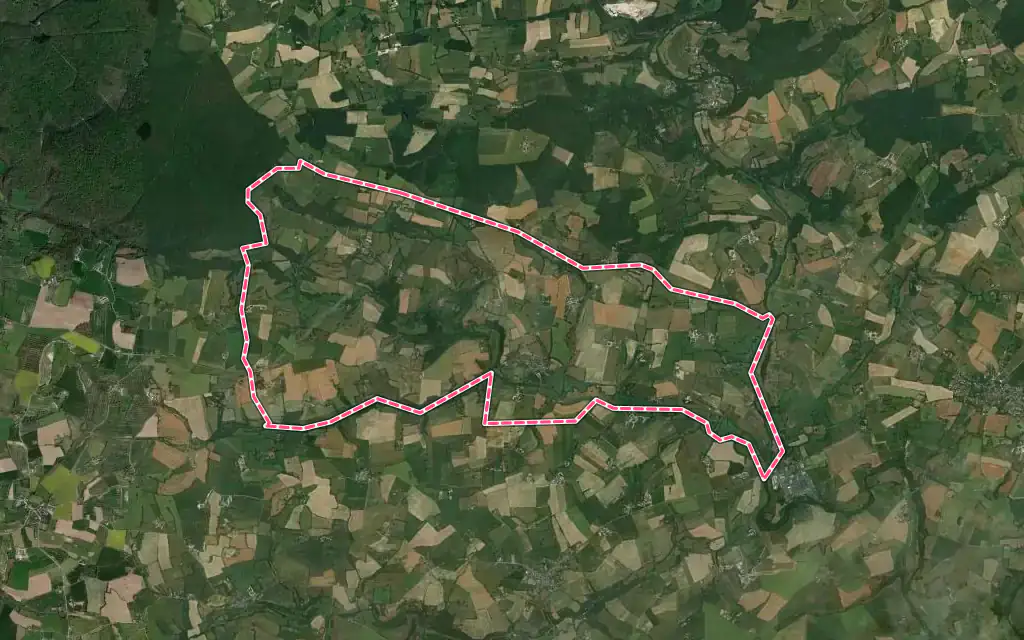 Vue satellite de Saint-Paul-le-Gaultier avec ses contours administratifs