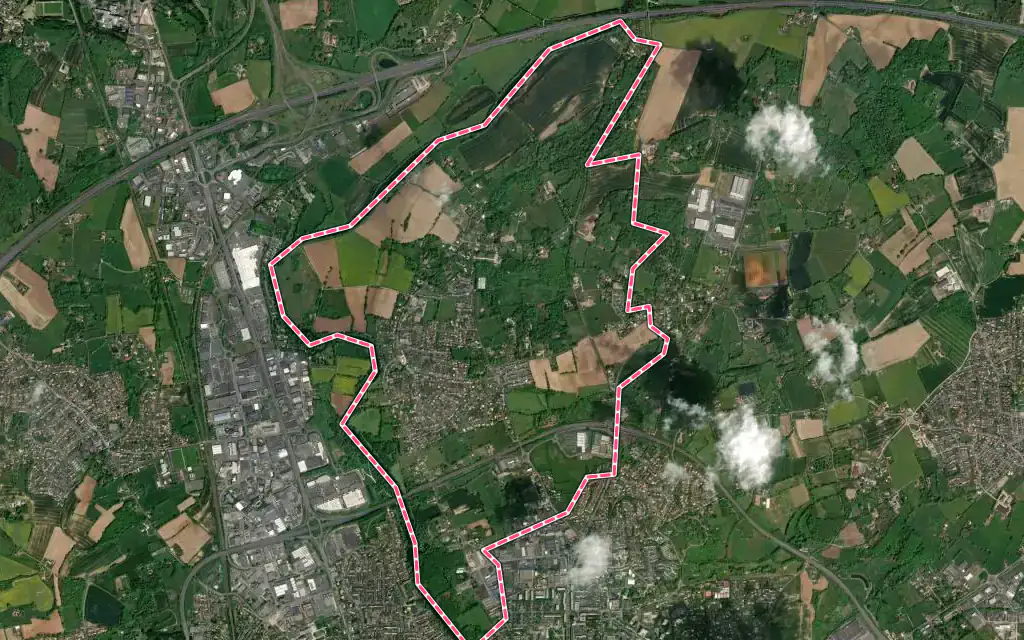 Vue satellite de Saint-Pavace avec ses contours administratifs