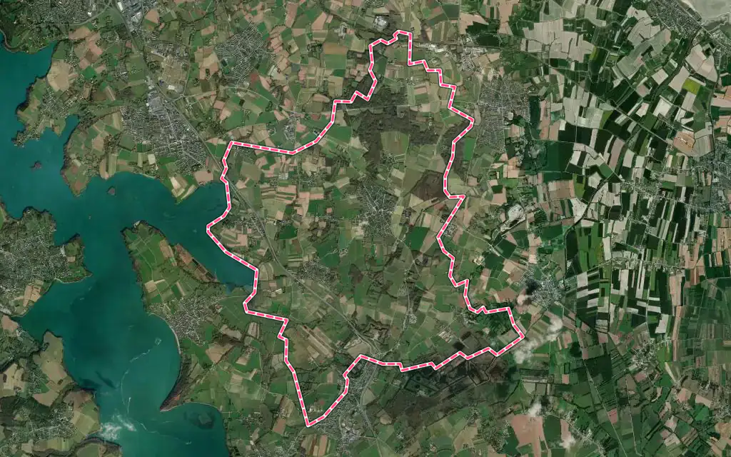 Vue satellite de Saint-Père-Marc-en-Poulet avec ses contours administratifs