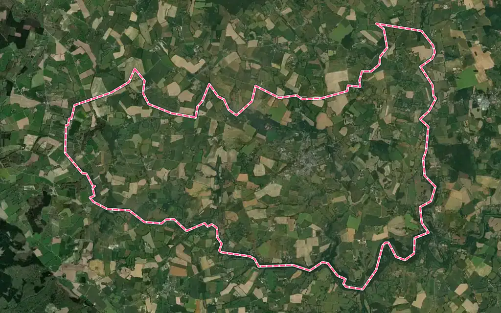 Vue satellite de Saint-Pierre-des-Nids avec ses contours administratifs