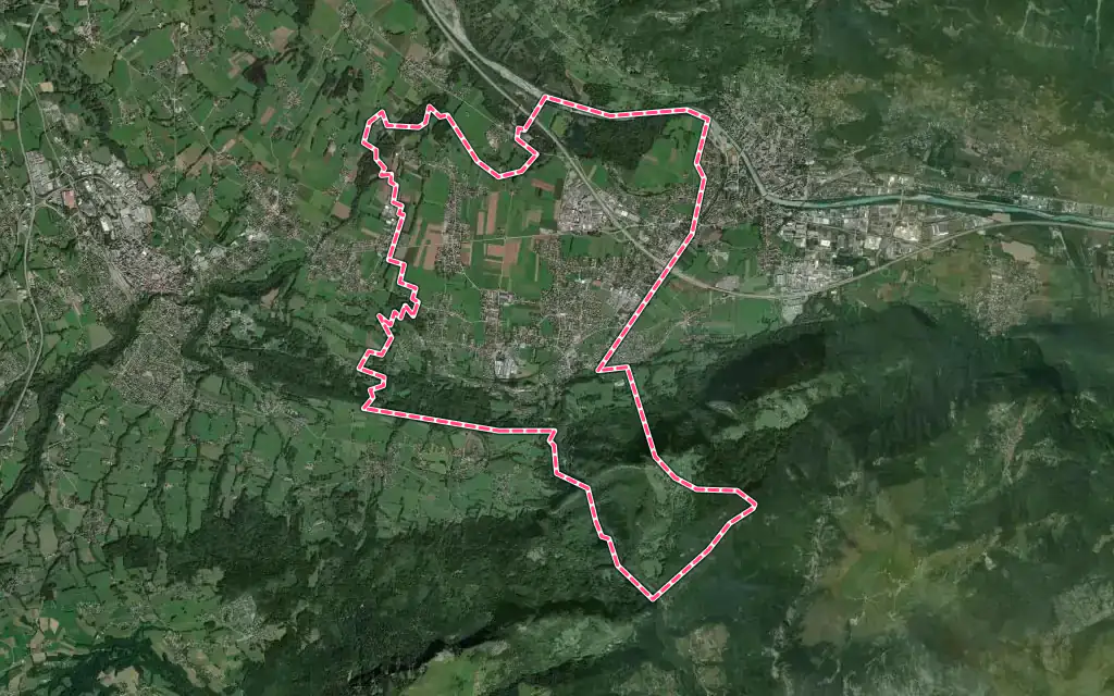 Vue satellite de Saint-Pierre-en-Faucigny avec ses contours administratifs