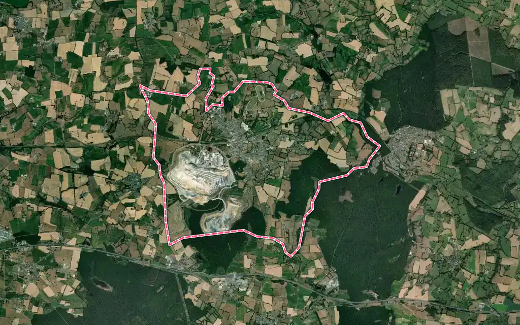 Vue satellite de Saint-Pierre-la-Cour avec ses contours administratifs