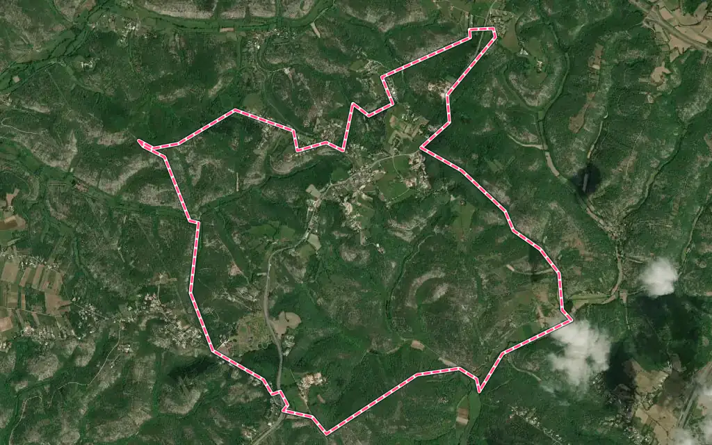 Vue satellite de Saint-Pierre-Lafeuille avec ses contours administratifs
