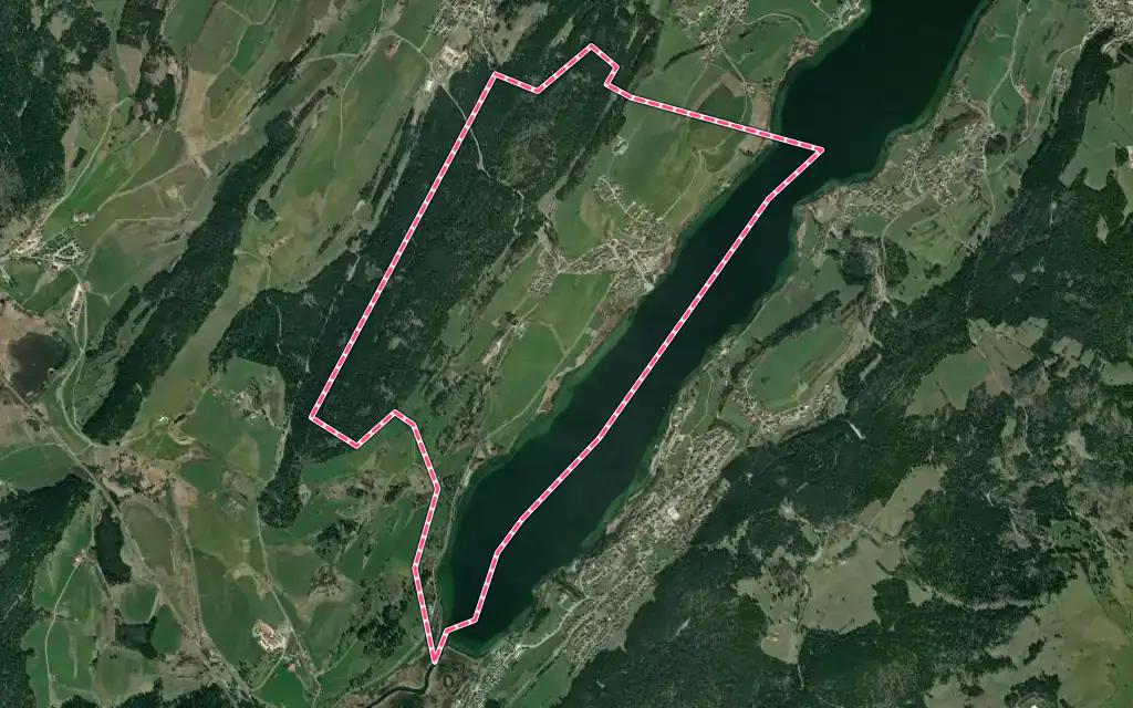 Vue satellite de Saint-Point-Lac avec ses contours administratifs