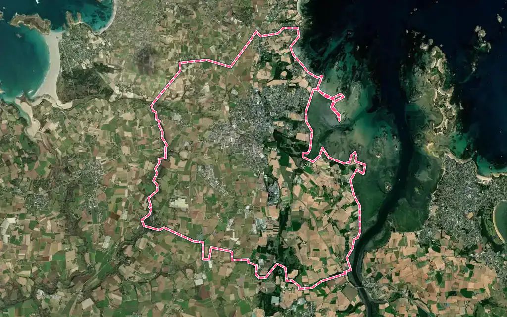 Vue satellite de Saint-Pol-de-Léon avec ses contours administratifs