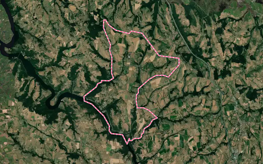 Vue satellite de Saint-Priest-la-Roche avec ses contours administratifs