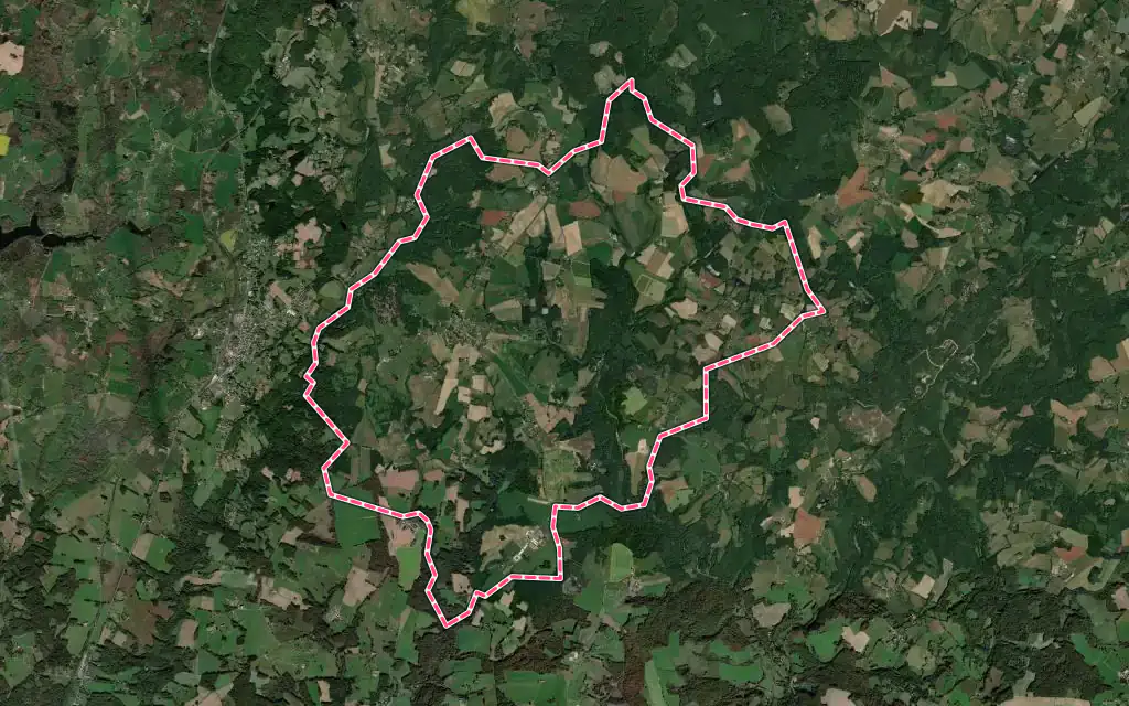 Vue satellite de Saint-Priest-les-Fougères avec ses contours administratifs