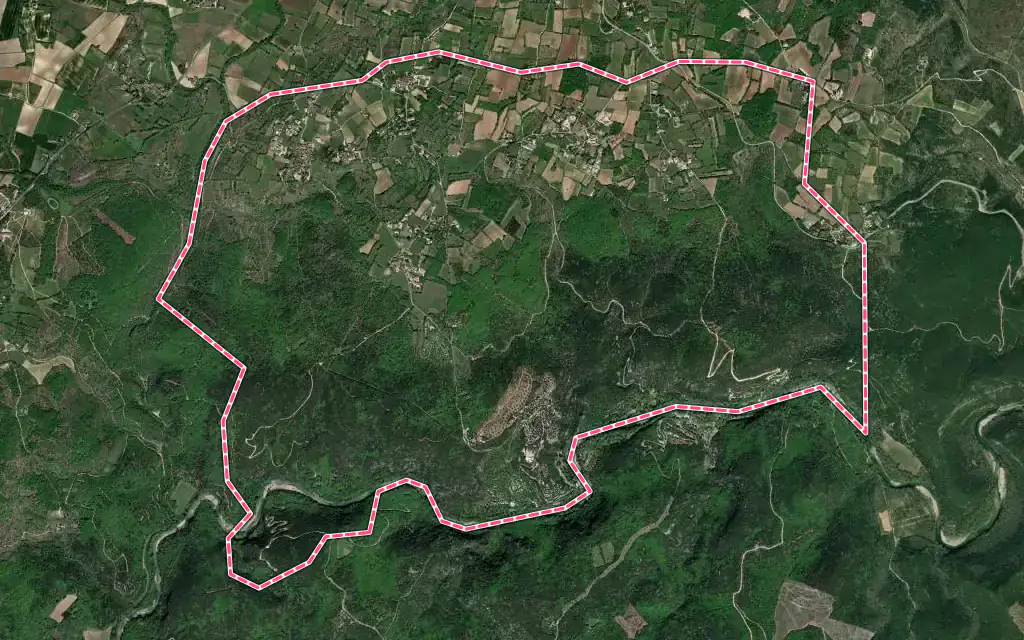 Vue satellite de Saint-Privat-de-Champclos avec ses contours administratifs