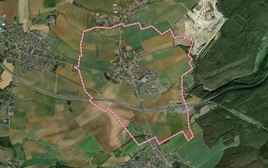 Vue satellite de Saint-Privat-la-Montagne avec ses contours administratifs