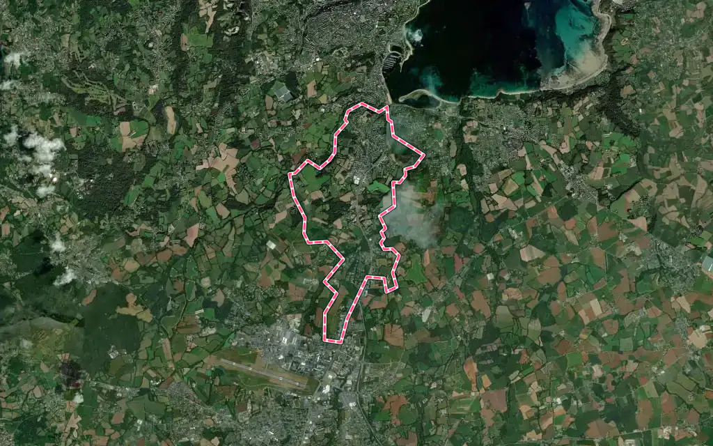 Vue satellite de Saint-Quay-Perros avec ses contours administratifs