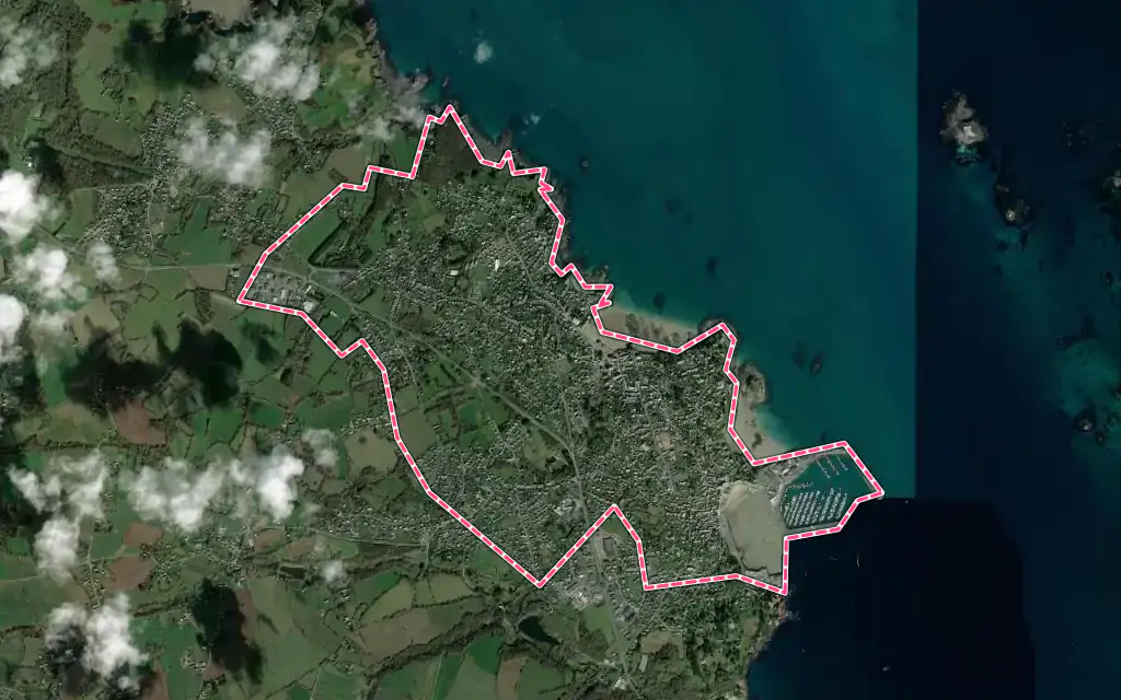 Vue satellite de Saint-Quay-Portrieux avec ses contours administratifs