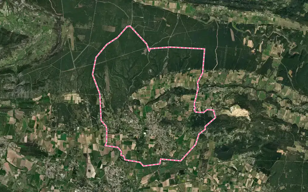 Vue satellite de Saint-Quentin-la-Poterie avec ses contours administratifs