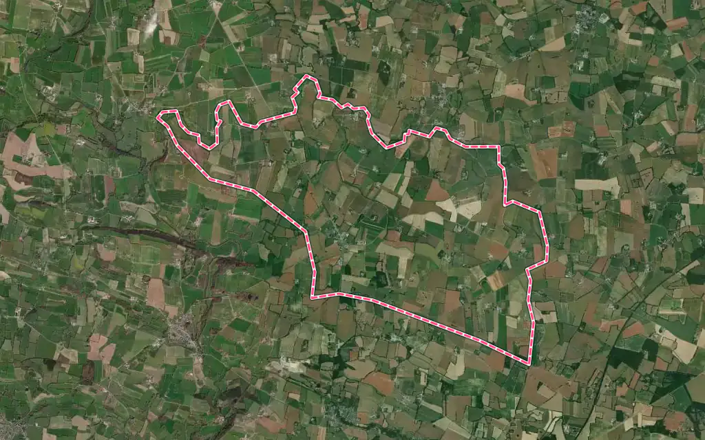 Vue satellite de Saint-Quentin-les-Anges avec ses contours administratifs