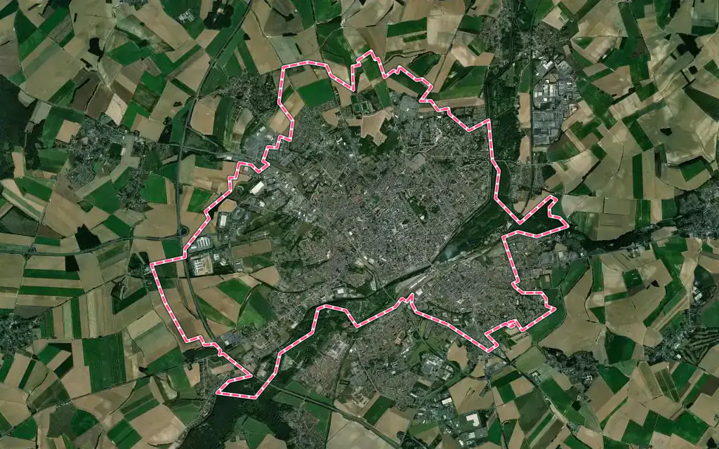 Vue satellite de Saint-Quentin avec ses contours administratifs
