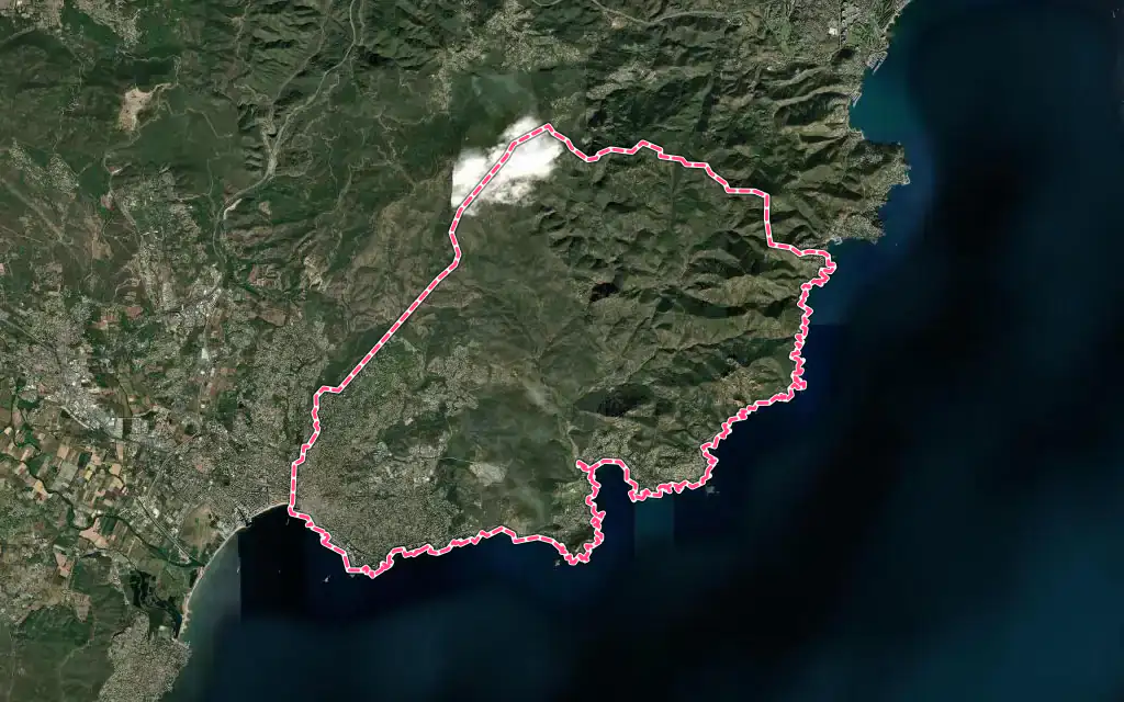 Vue satellite de Saint-Raphaël avec ses contours administratifs