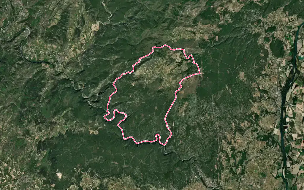 Vue satellite de Saint-Remèze avec ses contours administratifs