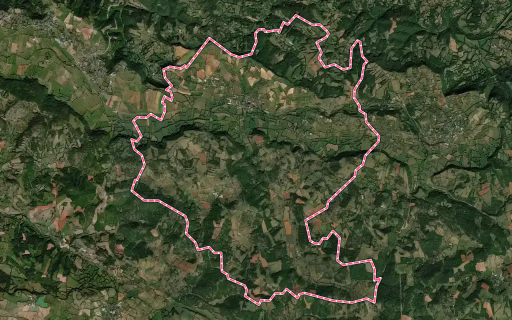 Vue satellite de Saint-Saturnin-de-Lenne avec ses contours administratifs