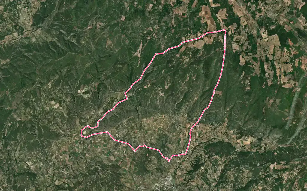 Vue satellite de Saint-Saturnin-lès-Apt avec ses contours administratifs