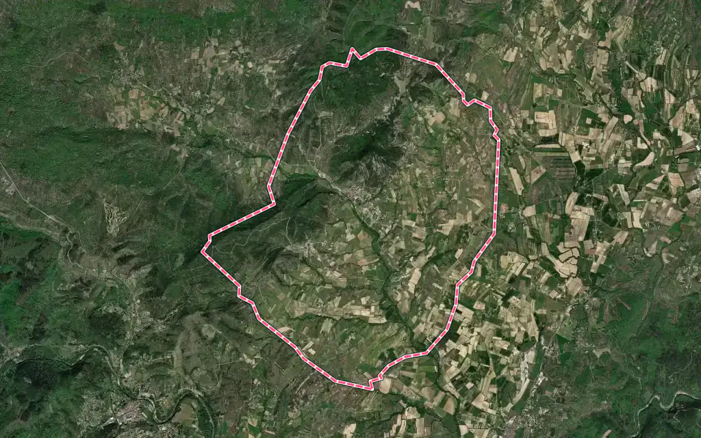 Vue satellite de Saint-Sauveur-de-Cruzières avec ses contours administratifs