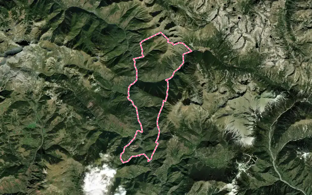 Vue satellite de Saint-Sauveur-sur-Tinée avec ses contours administratifs