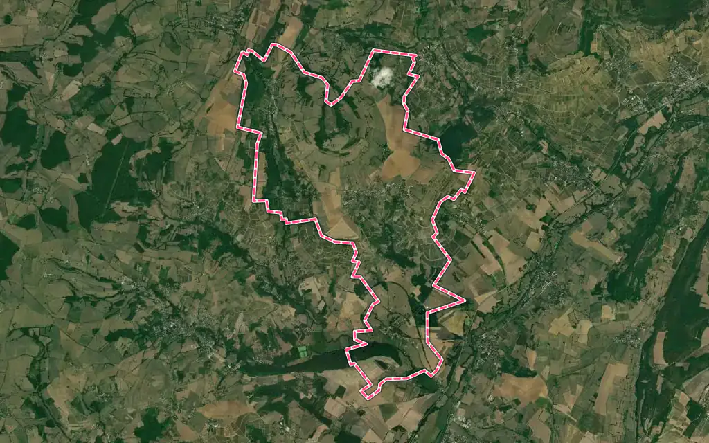 Vue satellite de Saint-Sernin-du-Plain avec ses contours administratifs