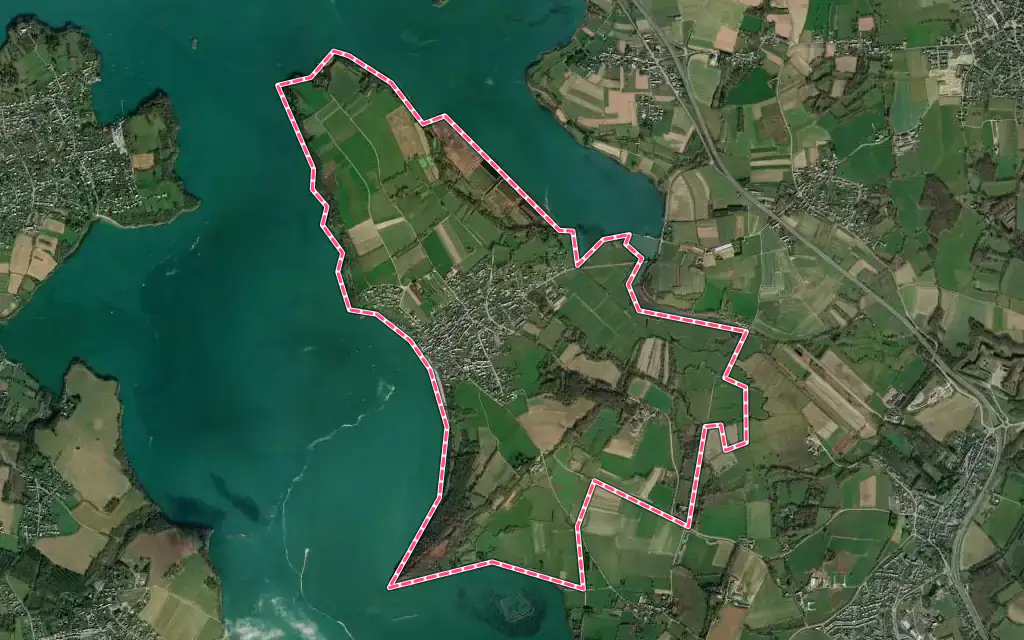Vue satellite de Saint-Suliac avec ses contours administratifs