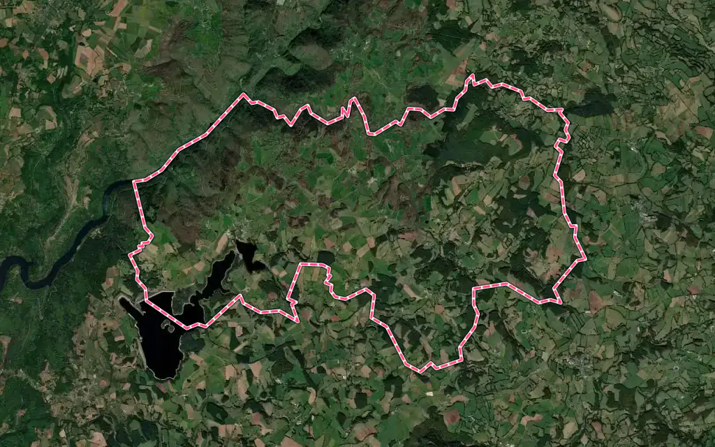 Vue satellite de Saint-Symphorien-de-Thénières avec ses contours administratifs